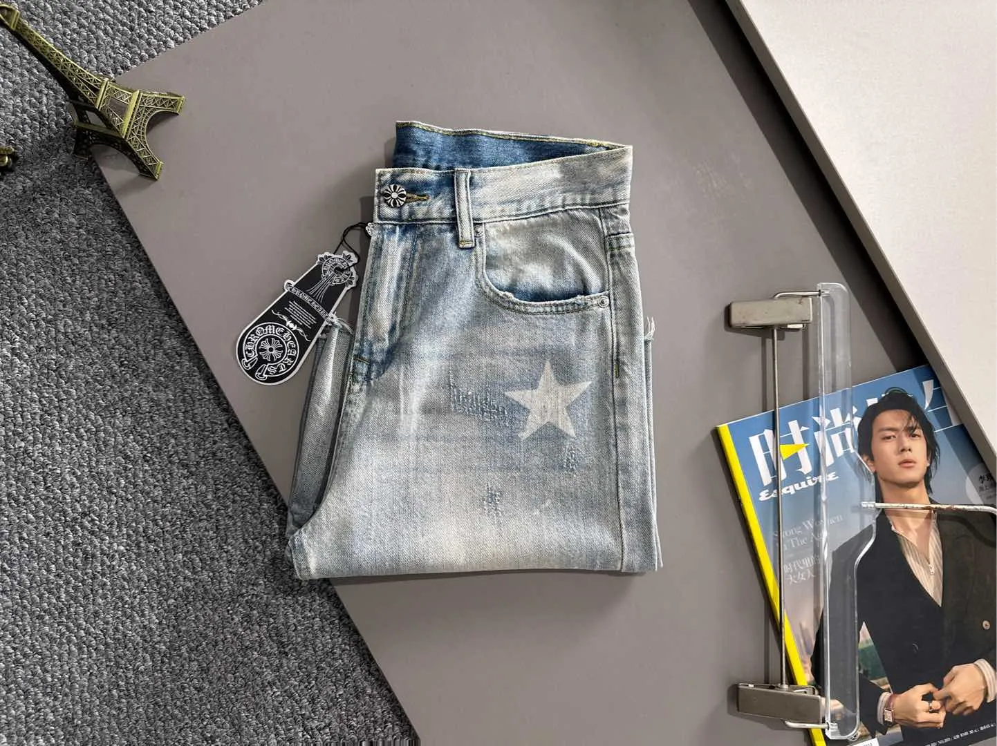 🅿️330 Croxin 2025 summer new jeans denim shorts are woven from imported Japanese Denim plain cotton denim fabrics. They are complete with three standards. The top stonewashing process makes the texture reach the old taste of the 1980s. It is soft, delicate, comfortable and breathable. The color has a modern and fashionable vicissitudes. The upper body is versatile and fashionable! Light luxury, a must-have item for daily commuting! Code number: 28-38 (please state your height and weight when placing an order)